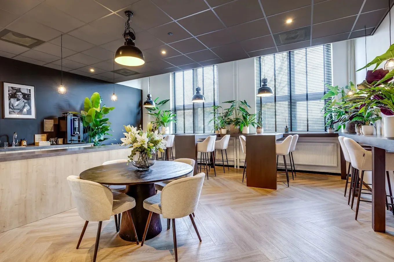 De lounge en koffiebar op ons kantoor