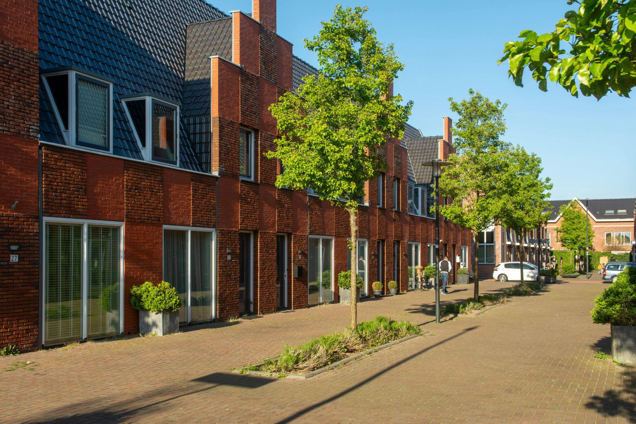 Nederlandse woonstraat met starterswoningen