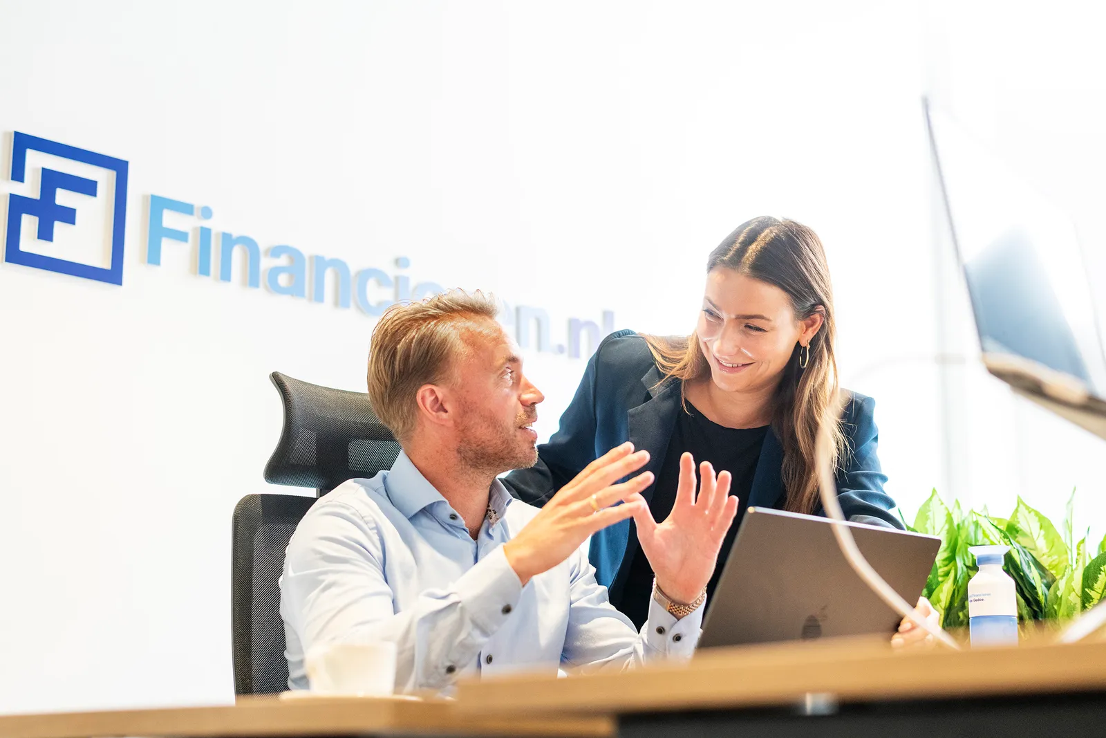 Het team van Financieren.nl in overleg